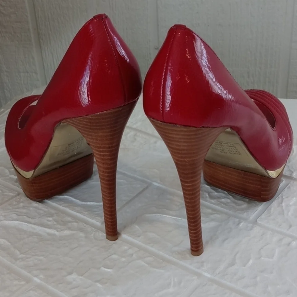 Baker's Shae platform shoes size 8 red